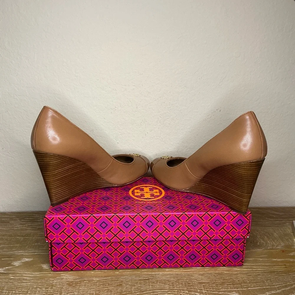 Tory Burch Jolie 85MM Closed Toe Wedge Nappa Patent Leather Royal Tan Size 8